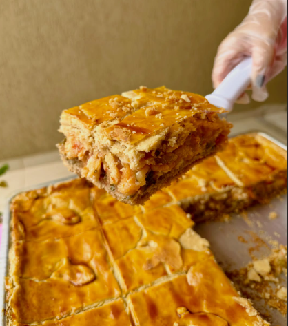 Torta salgada dourada com uma fatia servida